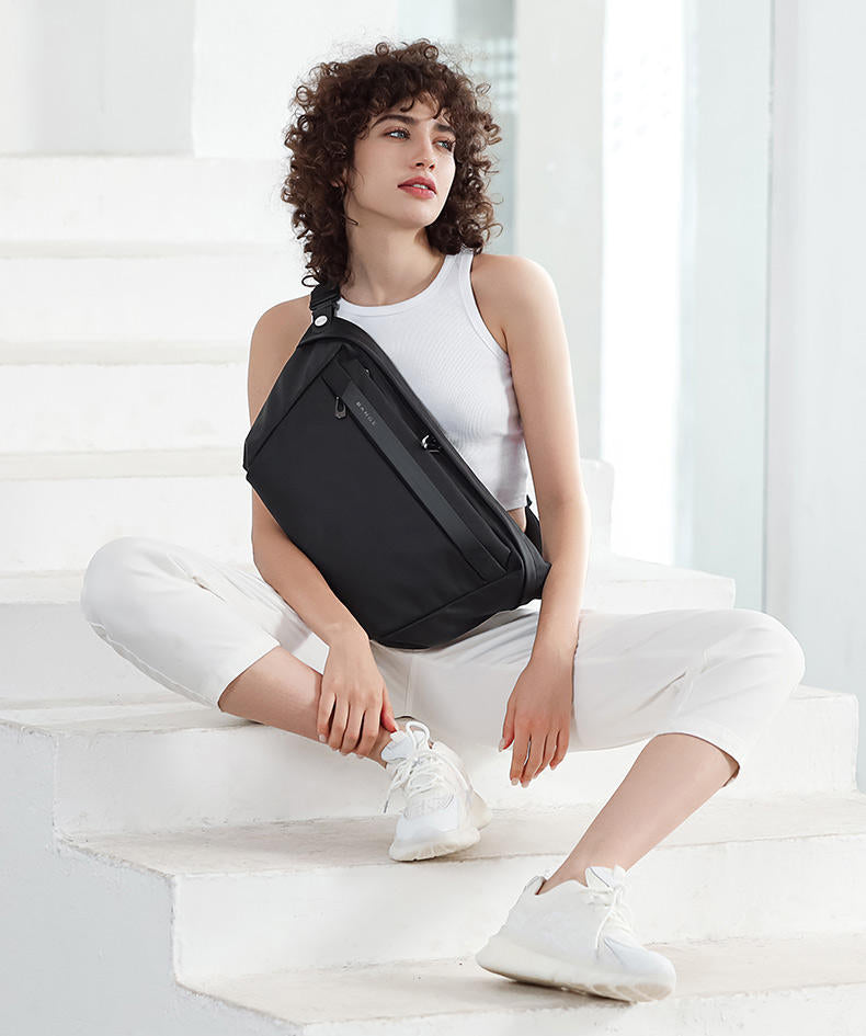 The Dame de Fantaisie Essentials Sling Bag
